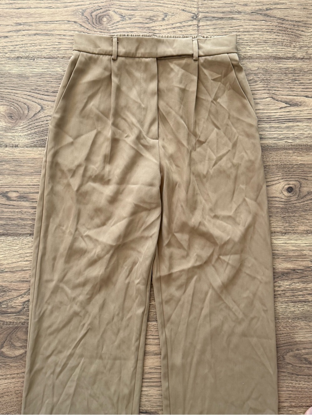 Commense Pleated Wide-Leg Trousers in Khaki Medium